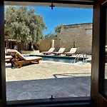 Lejlighedshotel Stone Court Boutique Miliou