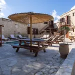 Stone Court Boutique Lejlighedshotel 4*