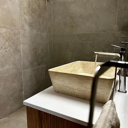 Stone Court Boutique Aparthotel 4*