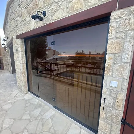 Stone Court Boutique מלון דירות