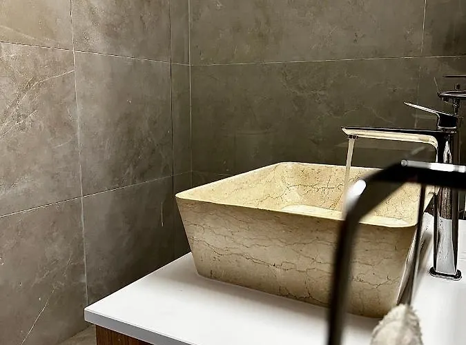 Stone Court Boutique Aparthotel 4*